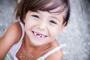 Cosa fare quando tuo figlio perde precocemente un dente?